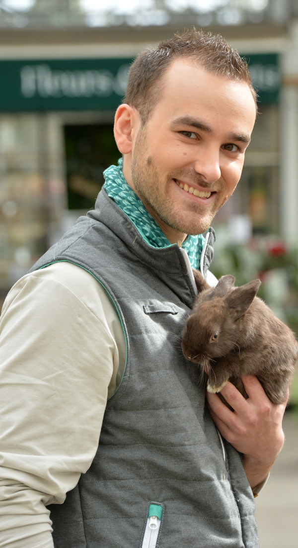 homme tenant un lapin